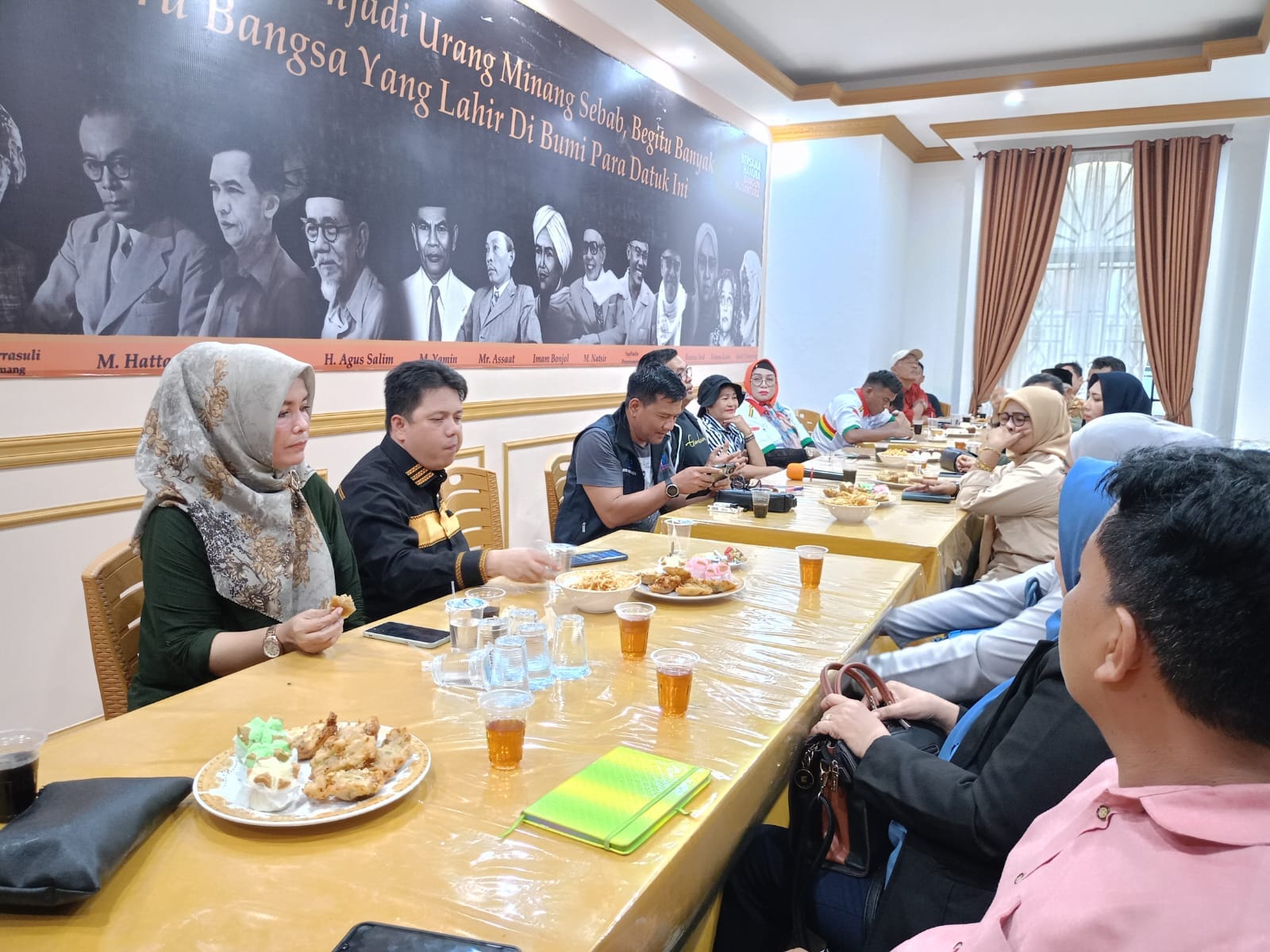 Suasana rapat  TPD Ganjar-Mahfud dengan pengurus Partai PDIP, Hanura, PPP dan Perindo termask para relawan di Sekretariat TPD Ganjar-Mahfud seputaran Belanti, Padang Barat.